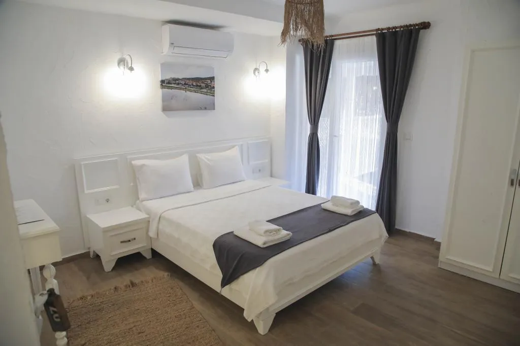 Deluxe Üç Kişilik Oda ,Kara veya Havuz Manzaralı,Balkonlu