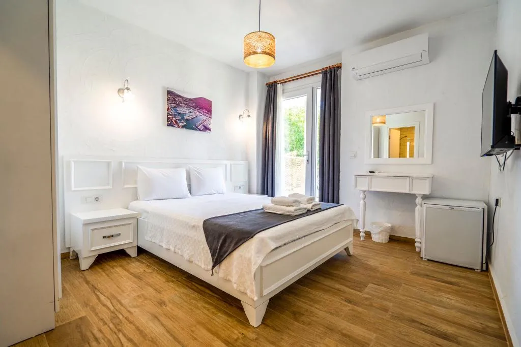 Deluxe Üç Kişilik Oda ,Kara veya Havuz Manzaralı,Balkonlu