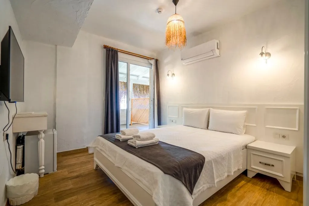 Deluxe Üç Kişilik Oda ,Kara veya Havuz Manzaralı,Balkonlu