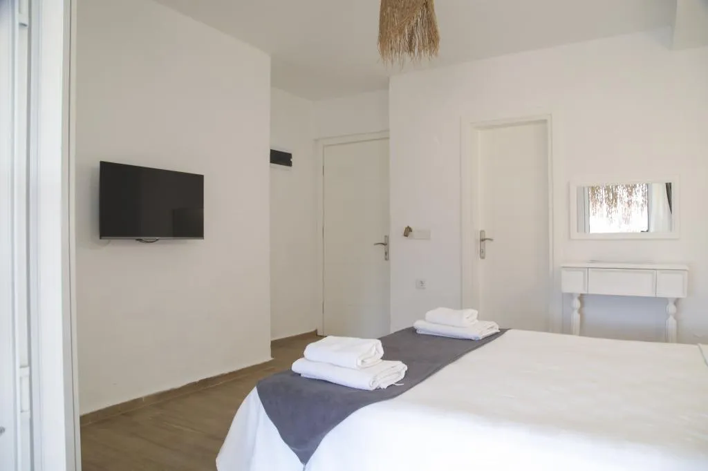 Deluxe Üç Kişilik Oda ,Kara veya Havuz Manzaralı,Balkonlu