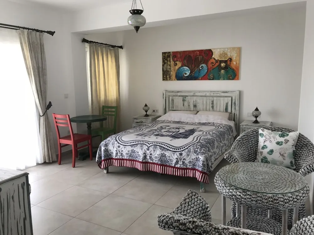 Design Üç Kişilik Oda, Kısmi Deniz Manzaralı