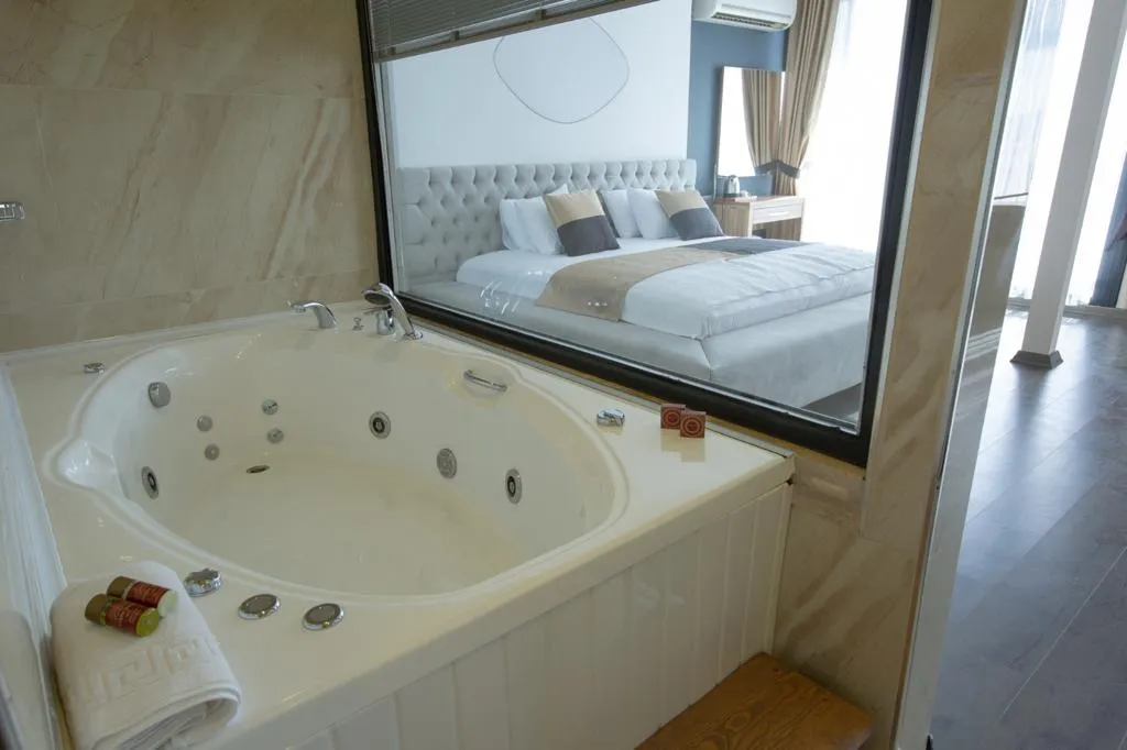 King Suite,Deniz ve Şehir Manzaralı,Jakuzili ve Balkonlu