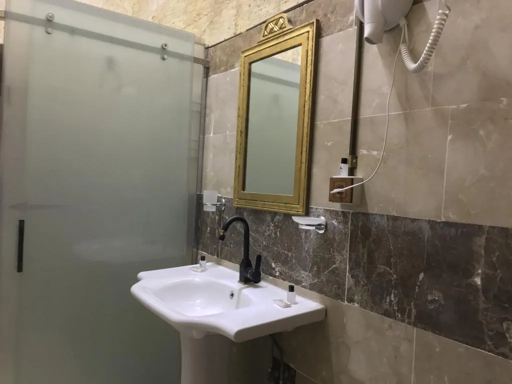 Üç Kişilik Banyolu Oda