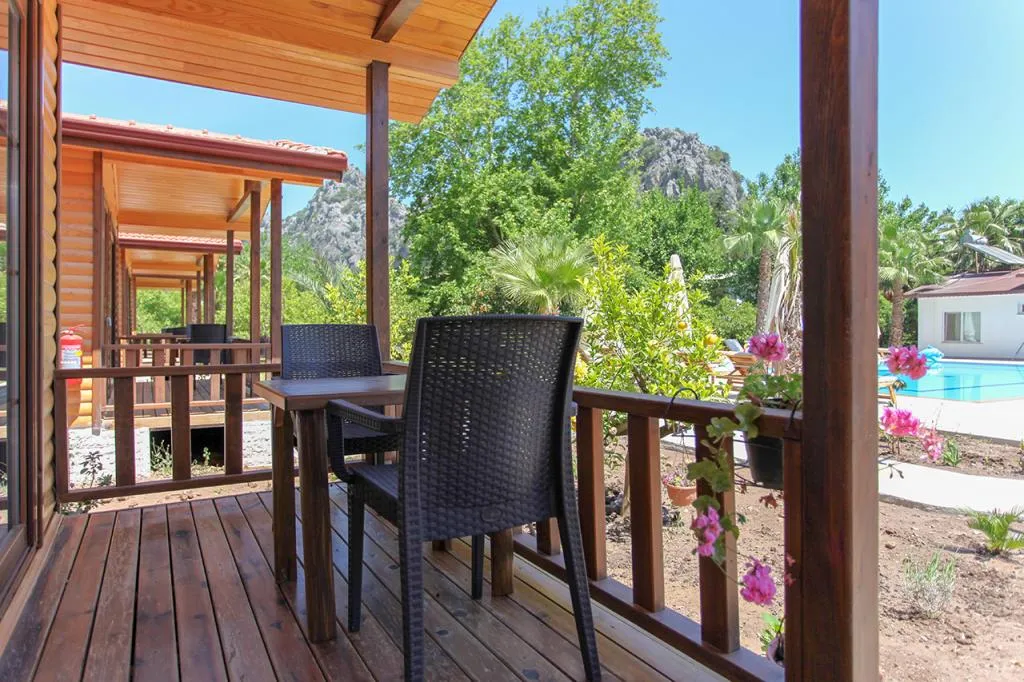 Havuz Manzaralı Bungalow Oda