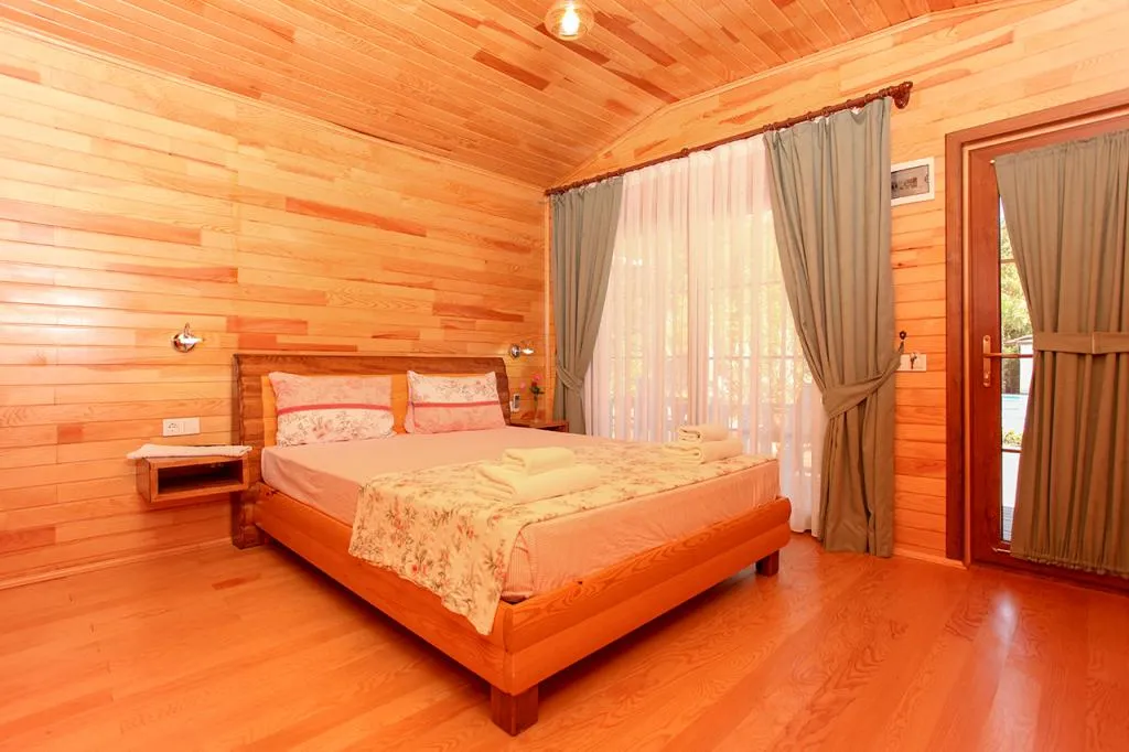 Havuz Manzaralı Bungalow Oda