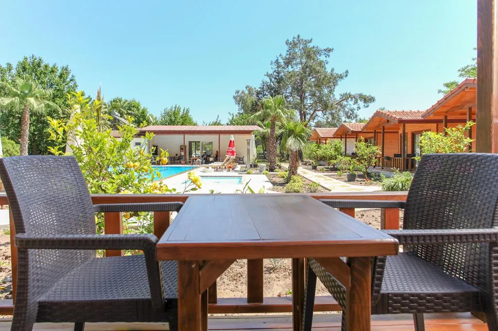 Havuz Manzaralı Bungalow Oda