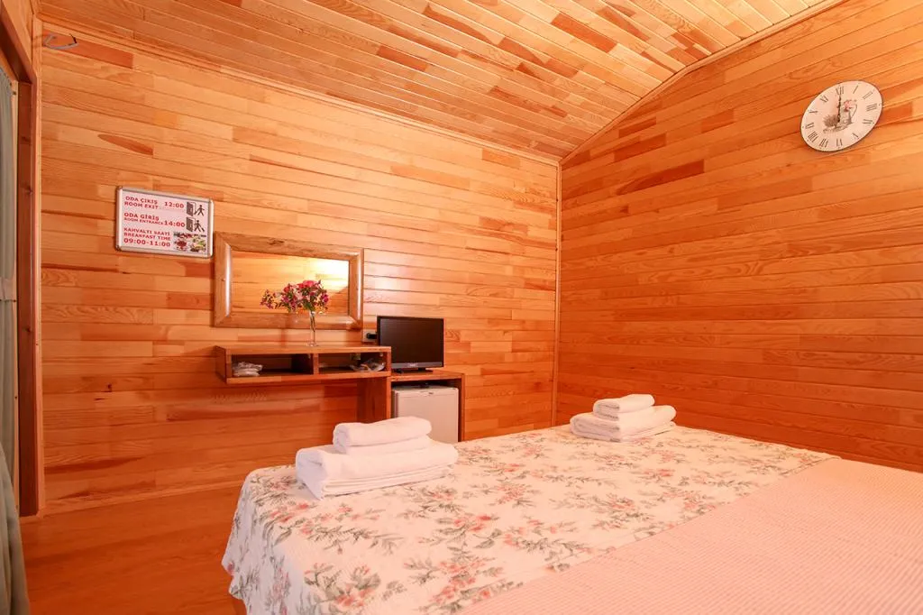 Havuz Manzaralı Bungalow Oda