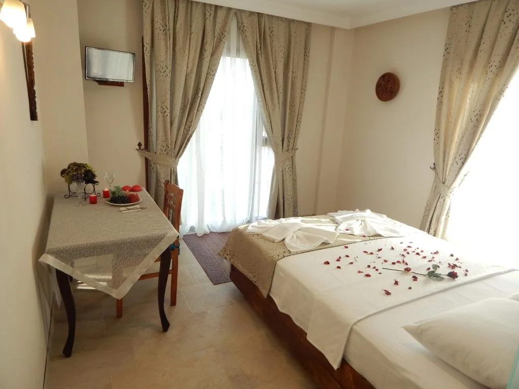 Deluxe Üç Kişilik Oda ,Havuz Manzaralı,Jakuzili