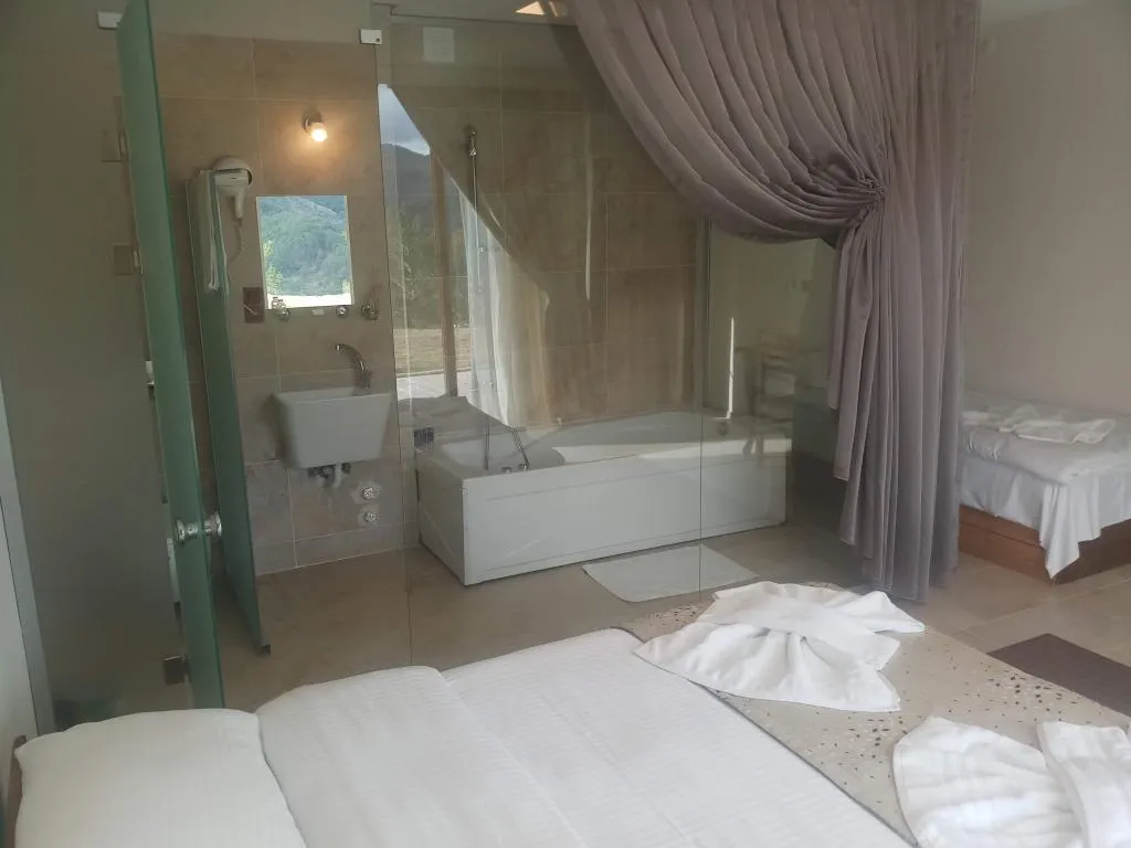 Deluxe Üç Kişilik Oda ,Havuz Manzaralı,Jakuzili