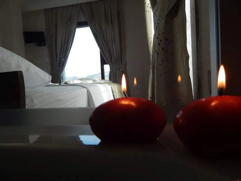 Deluxe Üç Kişilik Oda ,Havuz Manzaralı,Jakuzili