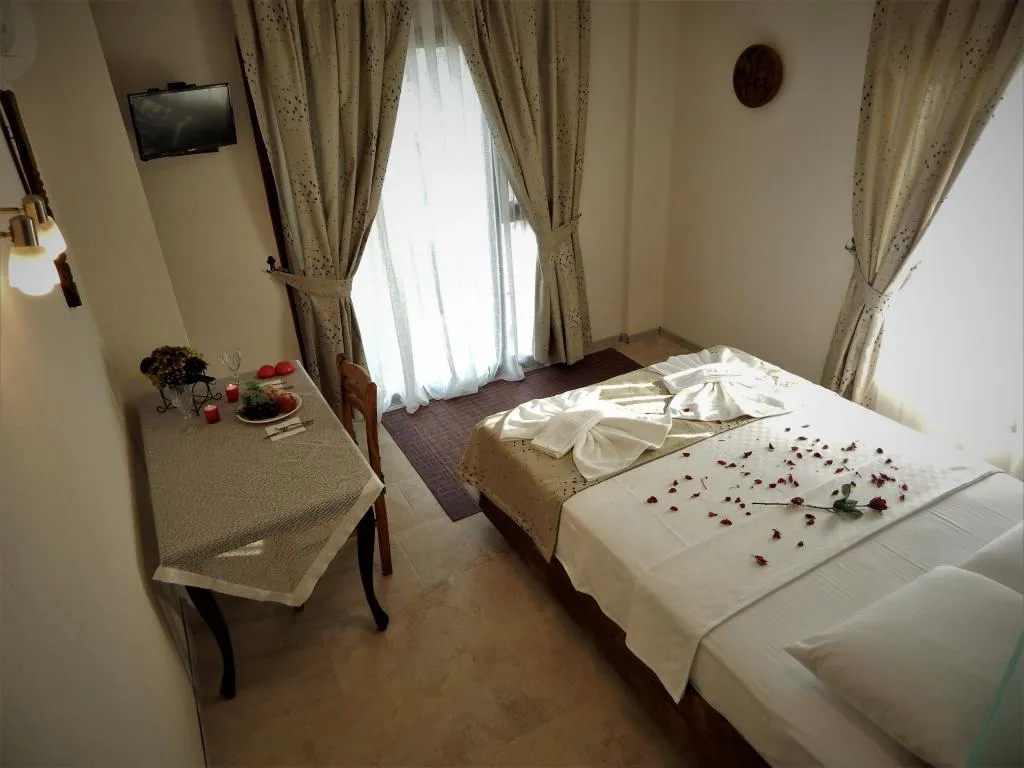 Deluxe Üç Kişilik Oda ,Havuz Manzaralı,Jakuzili