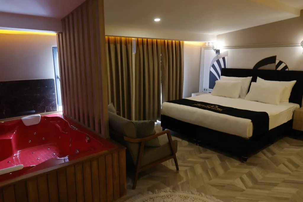 Kırmızı Jakuzili Suite