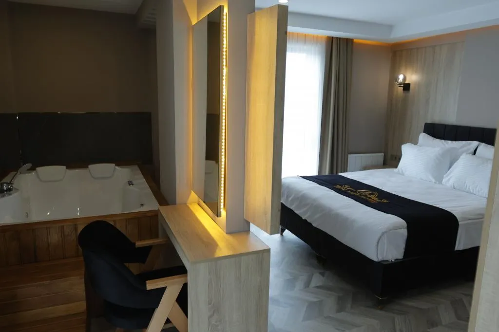 Beyaz Jakuzili Suite
