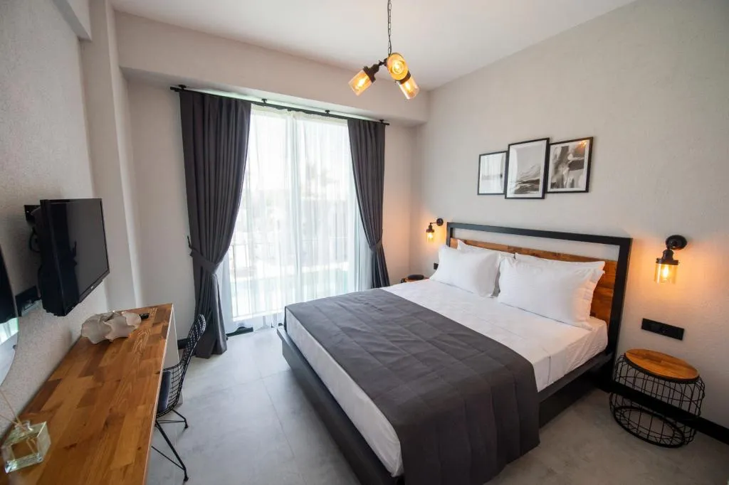 Deluxe Oda Balkonlu,Havuz Manzaralı,Fransız Balkonlu