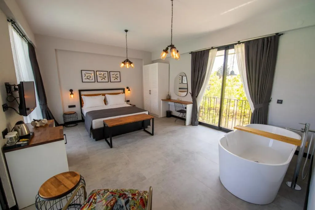 Luxury Suite,Havuz Manzaralı,Küvetli veya Jakuzili