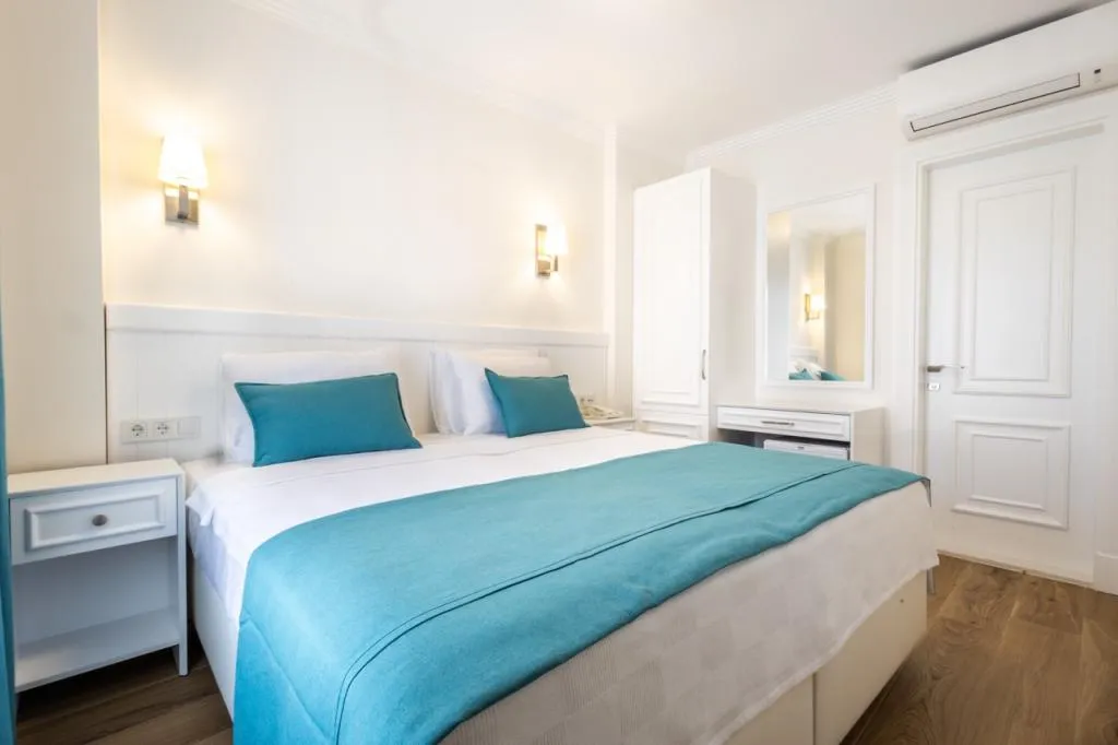 Standart Üç Kişilik Oda,Sokak Manzaralı,1. Kat
