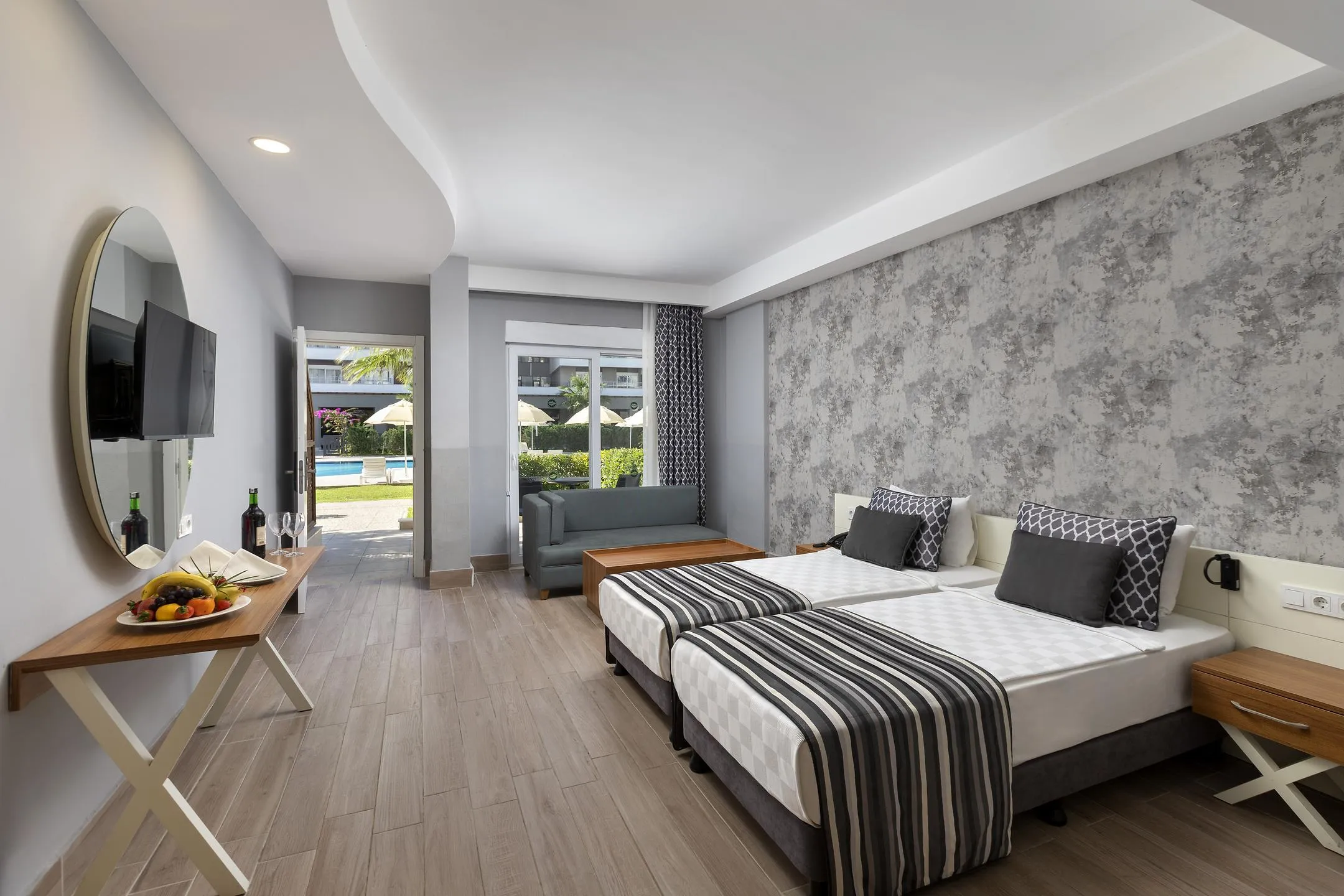 Deluxe Pool Suite