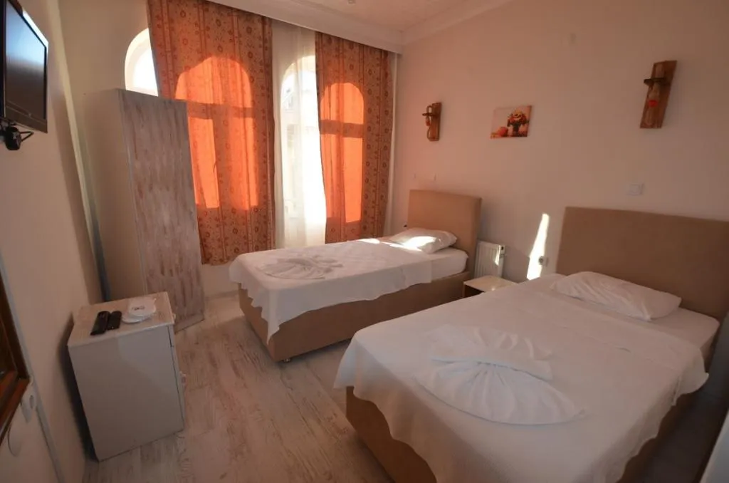 Standart Oda,Bahçe veya Dağ Manzaralı,2. Kat Balkonlu