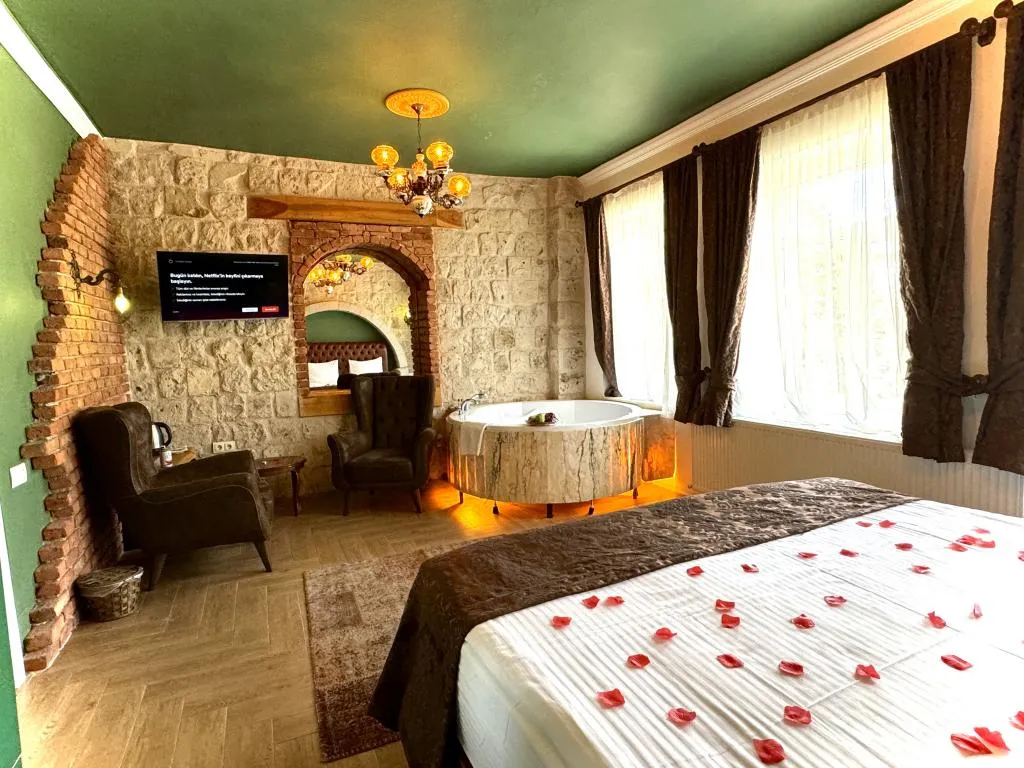 Jakuzili Balayı Odası,Bahçe Manzaralı,Jakuzili
