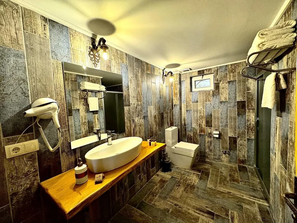 Jakuzili ve Şömineli Suite Oda,Bahçe Manzaralı,Şömineli ve Jakuzili