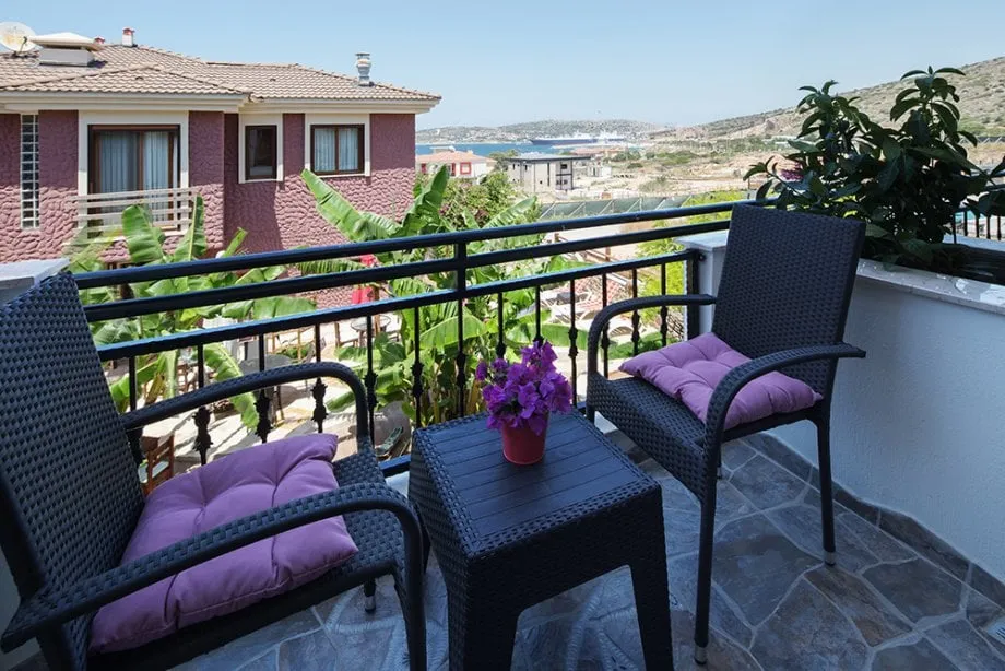 Üç Kişilik Oda,Deniz ve Havuz Manzaralı,Balkonlu