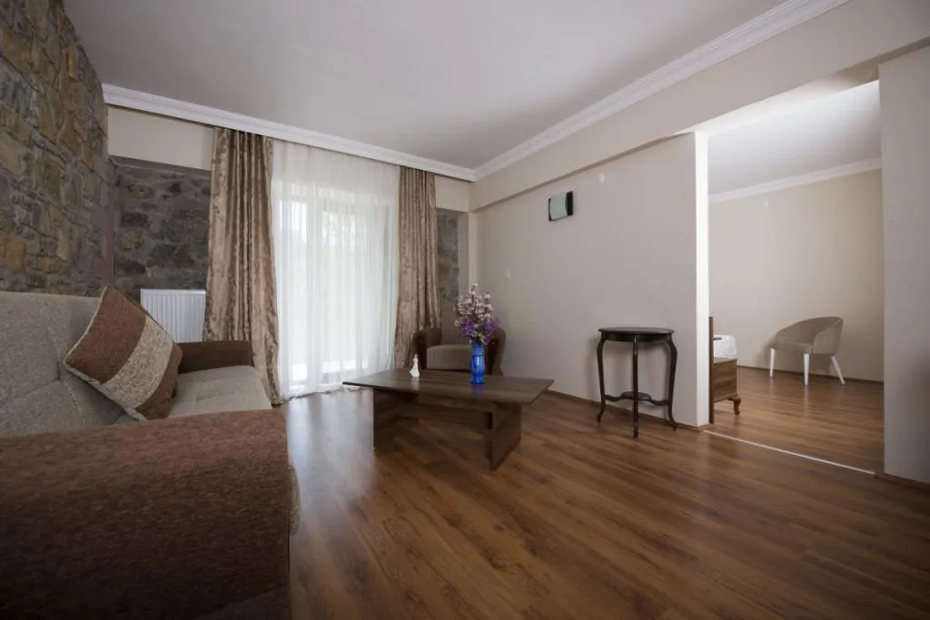 Suite,Bahçe Manzaralı,Balkonlu