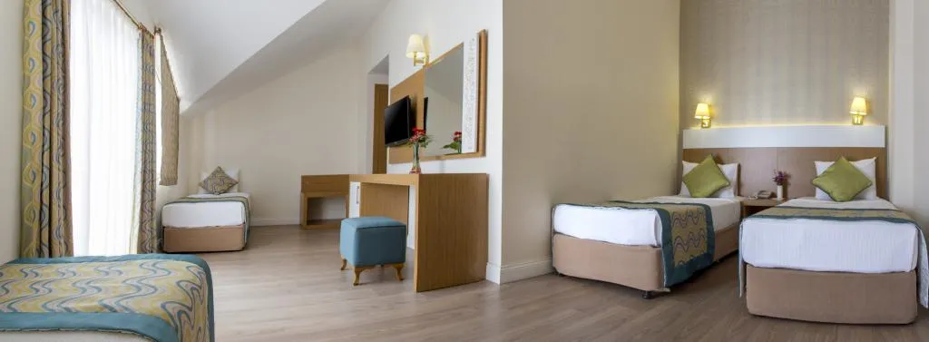 Triple,Kara Manzaralı