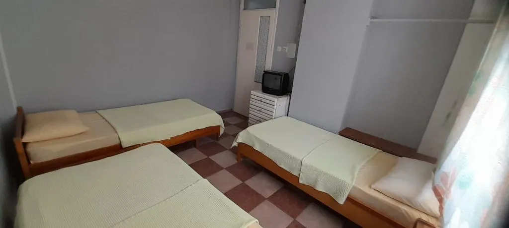EKONOMİK ÜÇ TEK YATAKLI PANSİYON ODASI (ORTAK BANYOLU)