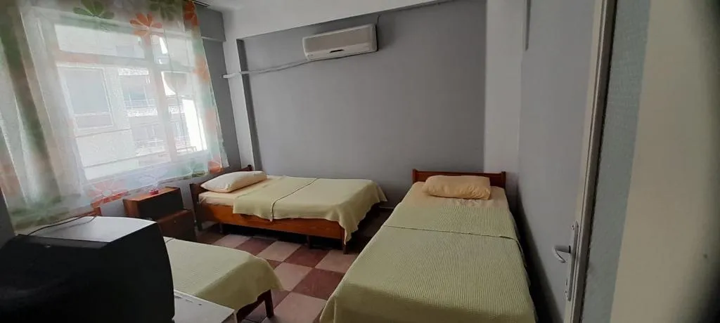 EKONOMİK ÜÇ TEK YATAKLI PANSİYON ODASI (ORTAK BANYOLU)