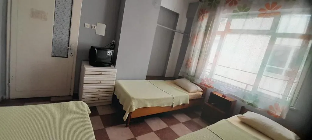 EKONOMİK ÜÇ TEK YATAKLI PANSİYON ODASI (ORTAK BANYOLU)