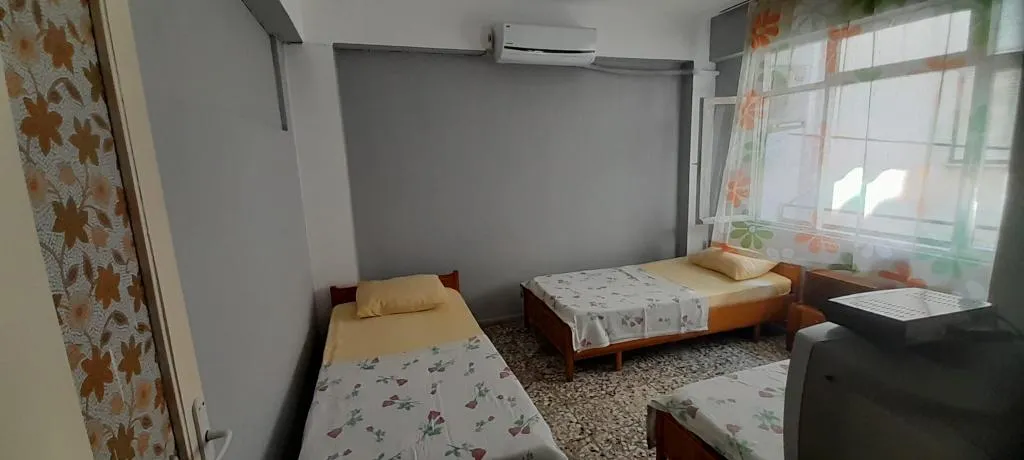 EKONOMİK ÜÇ TEK YATAKLI PANSİYON ODASI (ORTAK BANYOLU)