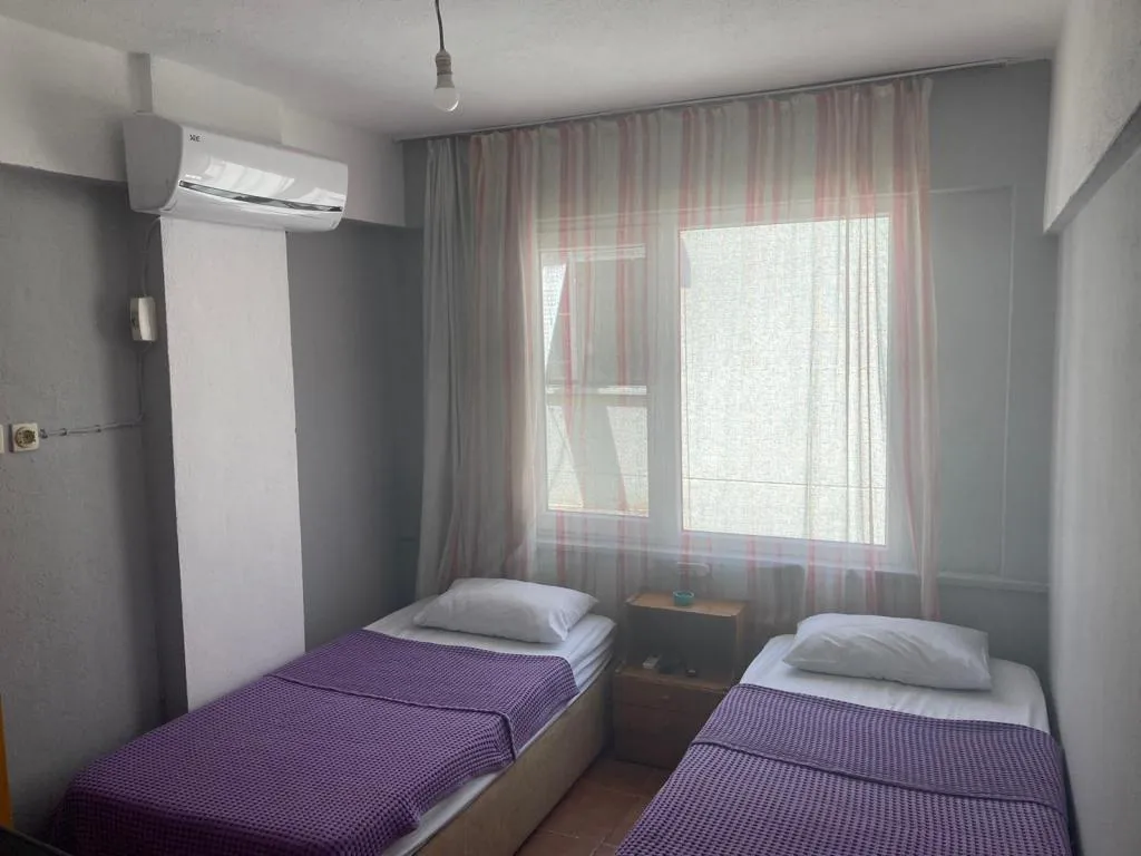 EKONOMİK İKİ AYRI YATAKLI PANSİYON ODASI (ORTAK BANYOLU)