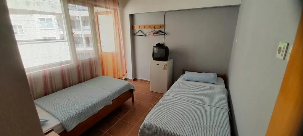 EKONOMİK İKİ AYRI YATAKLI PANSİYON ODASI (ORTAK BANYOLU)