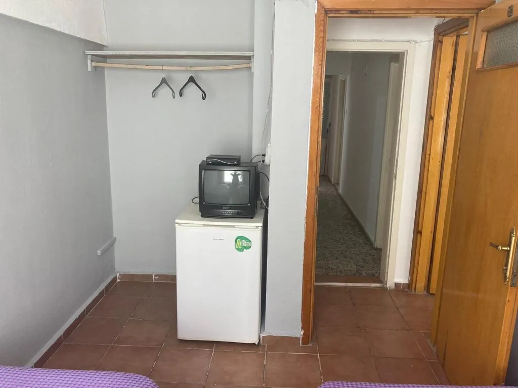EKONOMİK İKİ AYRI YATAKLI PANSİYON ODASI (ORTAK BANYOLU)