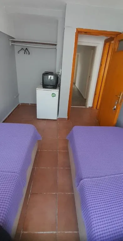 EKONOMİK İKİ AYRI YATAKLI PANSİYON ODASI (ORTAK BANYOLU)