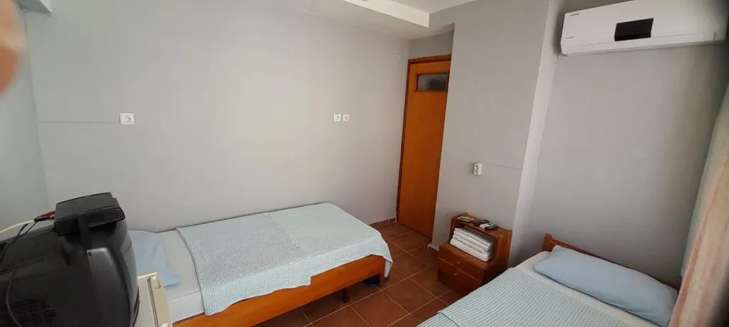 EKONOMİK İKİ AYRI YATAKLI PANSİYON ODASI (ORTAK BANYOLU)