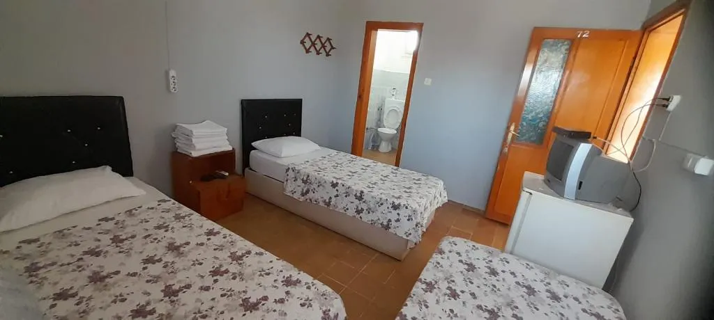 ÜÇ TEK YATAKLI MOTEL ODASI