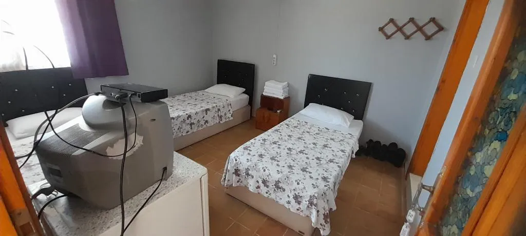 ÜÇ TEK YATAKLI MOTEL ODASI