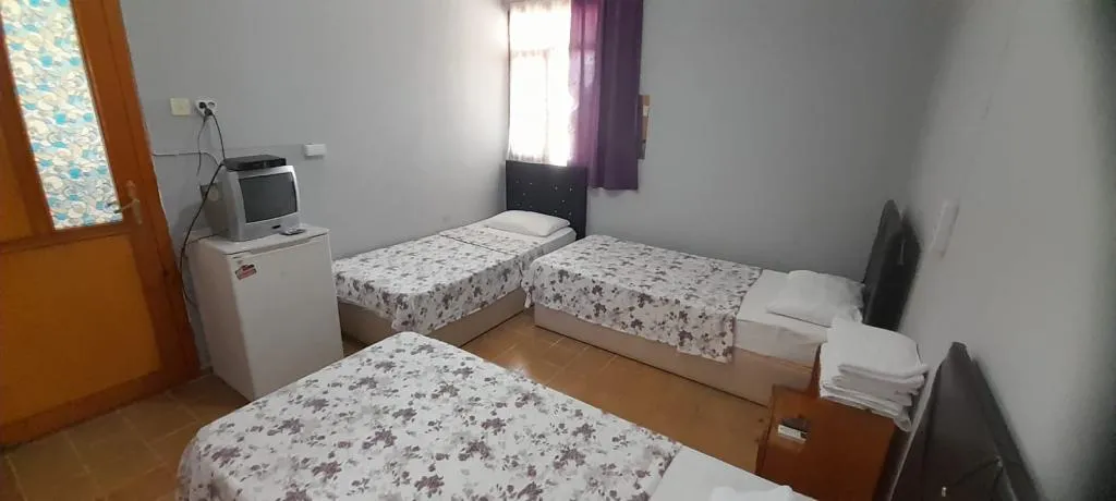 ÜÇ TEK YATAKLI MOTEL ODASI