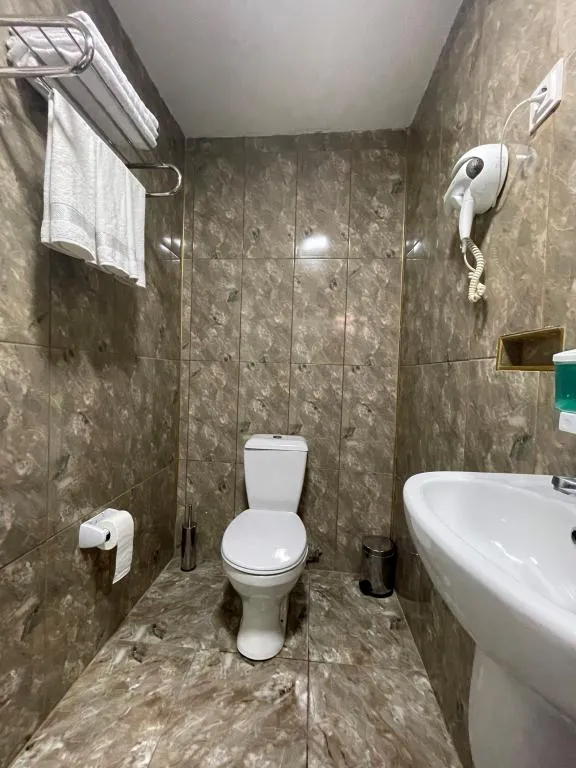 ÜÇ KİŞİLİK BANYOLU ODA