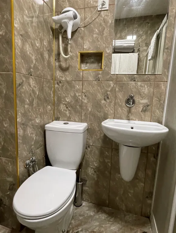 ÜÇ KİŞİLİK BANYOLU ODA