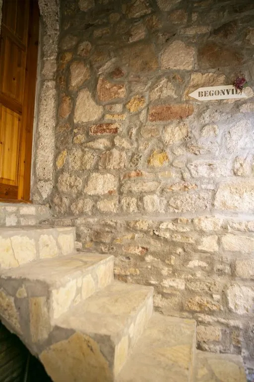Taş Ev,Bahçe Manzaralı