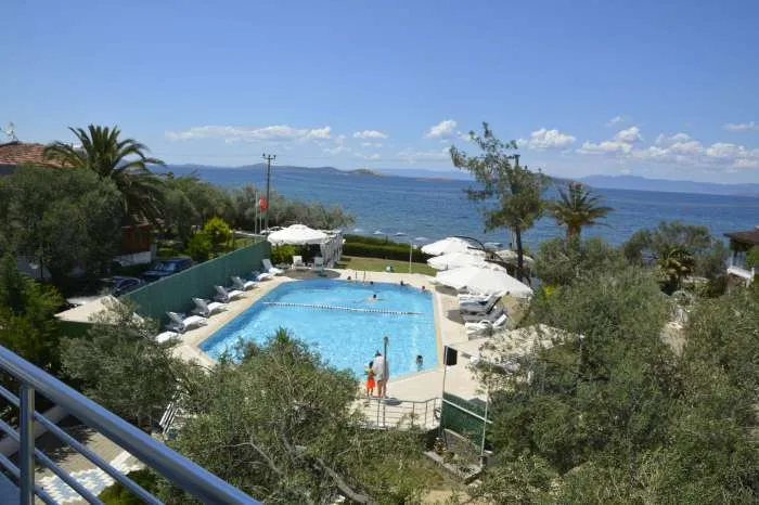 havuz ve deniz manzaralı balkon