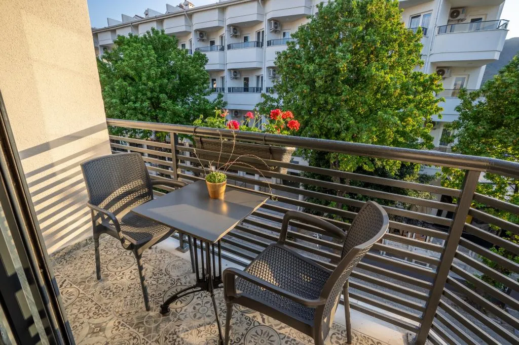 Superior Triple Room,Manzarasız,Balkonlu