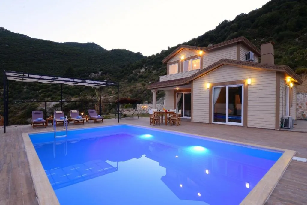 Medi.s Frezya 2+1 Korunaklı Özel Havuzlu & Jakuzili Villa
