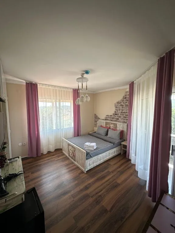 Üst Kat Balkonlu Oda,Bahçe Manzaralı
