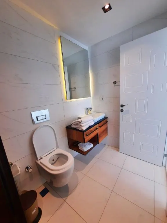 Daire-Tek Yatak Odalı,Bahçe Manzaralı,Fransız Balkonlu