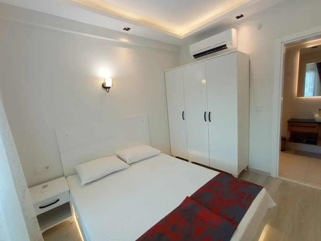 Daire-Tek Yatak Odalı,Bahçe Manzaralı,Fransız Balkonlu