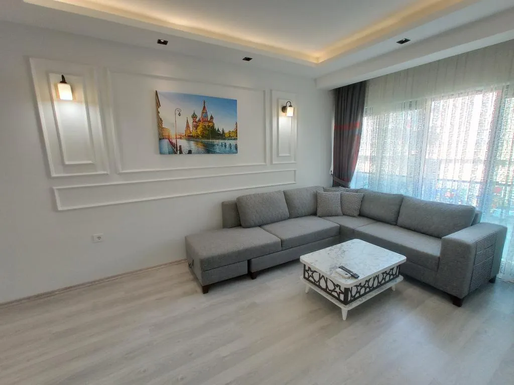 Daire-Tek Yatak Odalı,Bahçe Manzaralı,Fransız Balkonlu