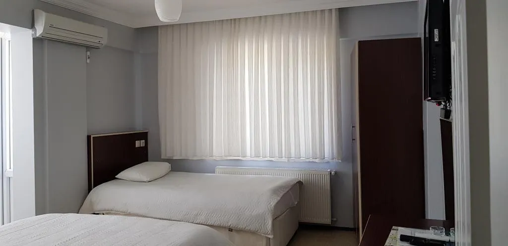 Yarı Bodrum Standart 3 Kişilik Oda (201)